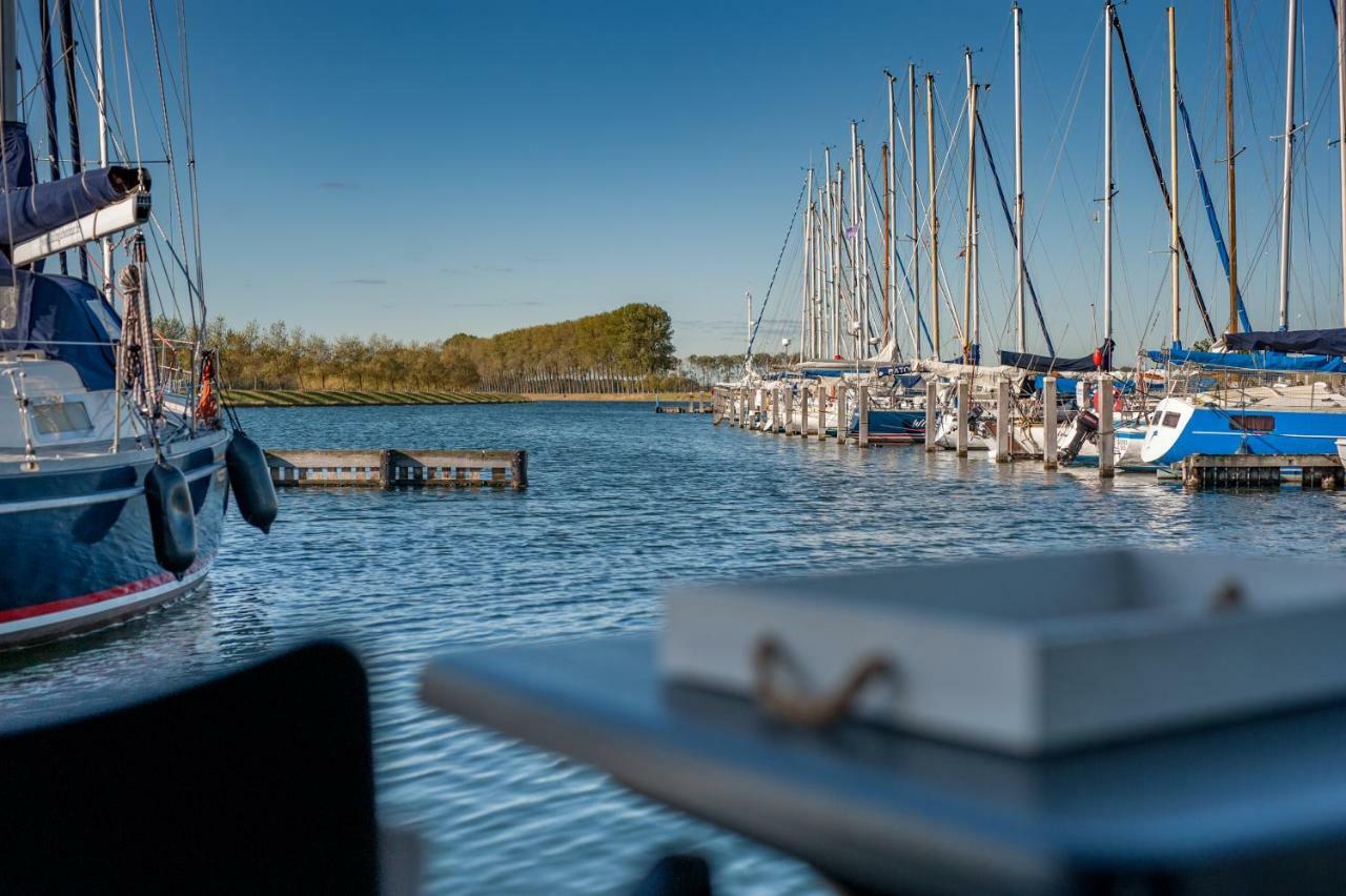 Waterlodge Wilhelminadorp Bagian luar foto
